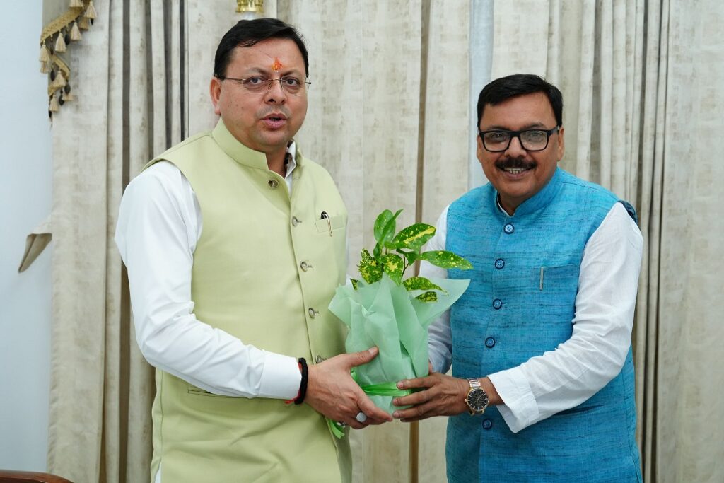 पूर्व विधायक राजेश शुक्ला ने मुख्यमंत्री पुष्कर सिंह धामी को हरेला पर्व की दी शुभकामनाएं, भेंट किया अशोक का पौधा