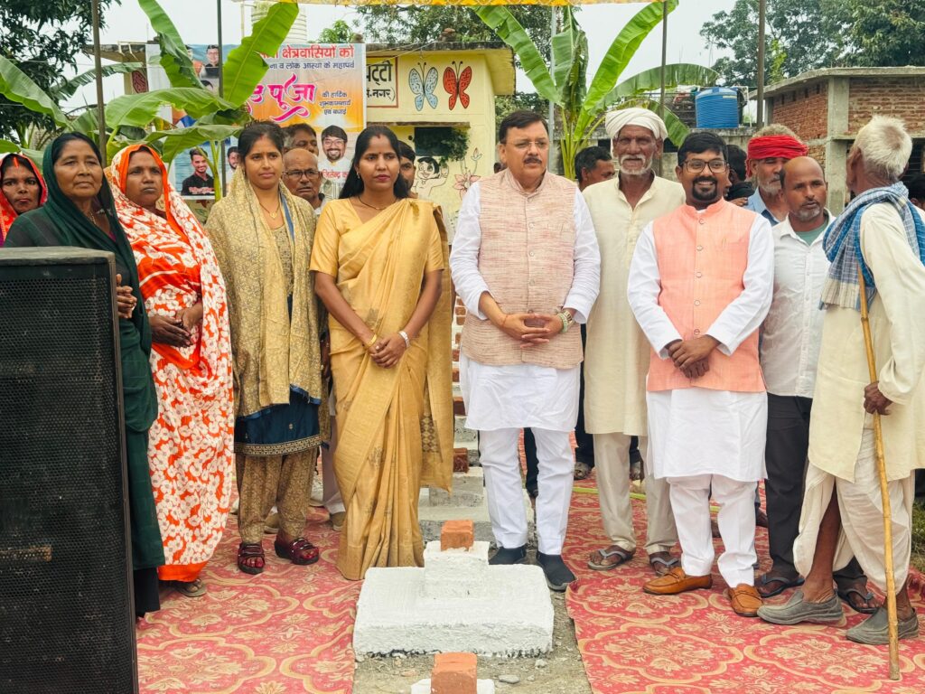 पूर्व विधायक राजेश शुक्ला ने छठ घाटों का किया निरीक्षण, व्रती माताओं से लिया आशीर्वाद