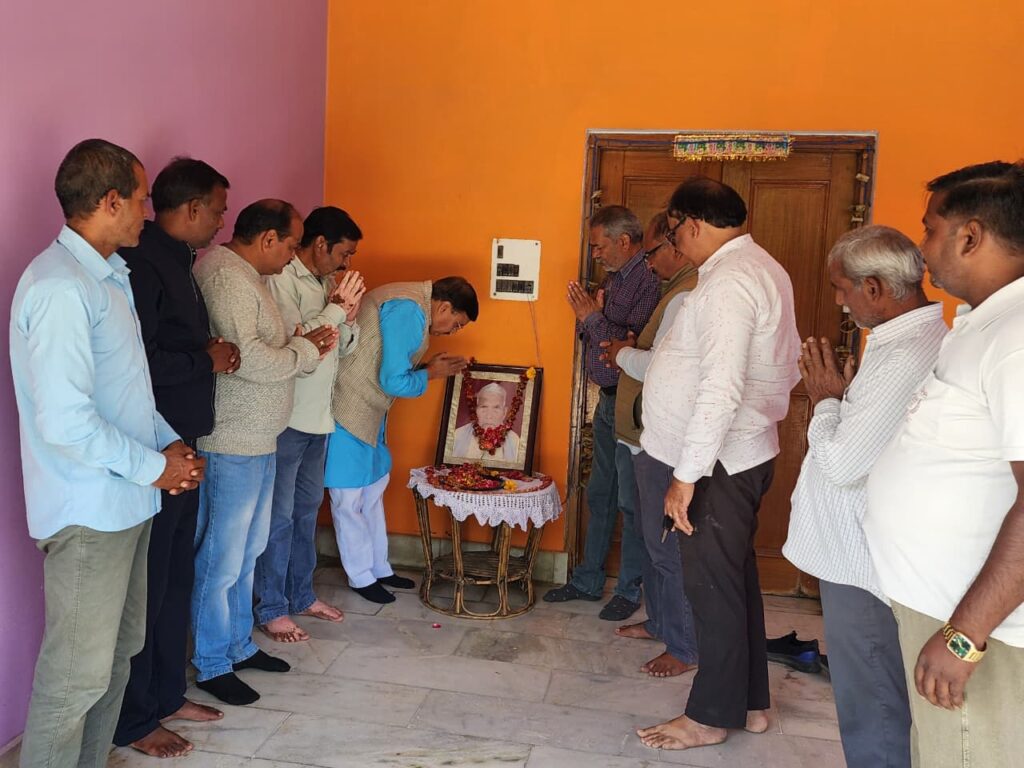 स्वतंत्रता संग्राम सेनानी स्व. इंद्रासन सिंह की पुण्यतिथि पर पूर्व विधायक राजेश शुक्ला ने दी श्रद्धांजलि