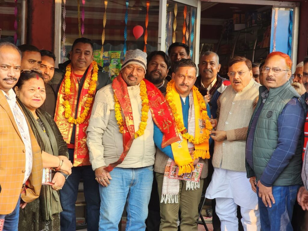 ग्राम प्रधान मोहन पांडे ने समर्थकों संग ली भाजपा की सदस्यता, राजेश शुक्ला ने कराया शामिल