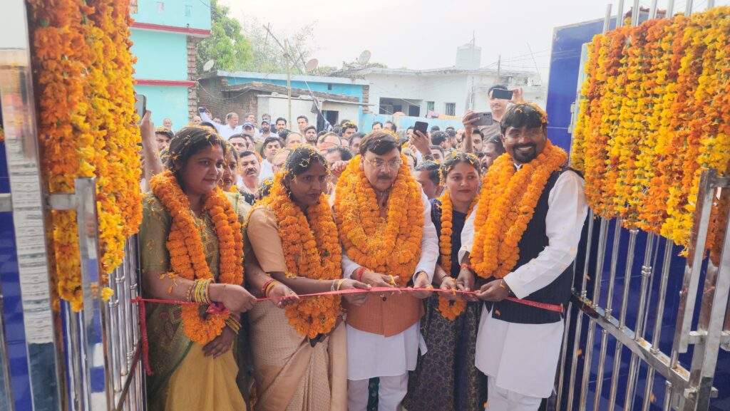 पूर्व विधायक राजेश शुक्ला और ब्लॉक प्रमुख रीना गौतम ने संयुक्त रूप से किया अंबेडकर पार्क का उद्घाटन