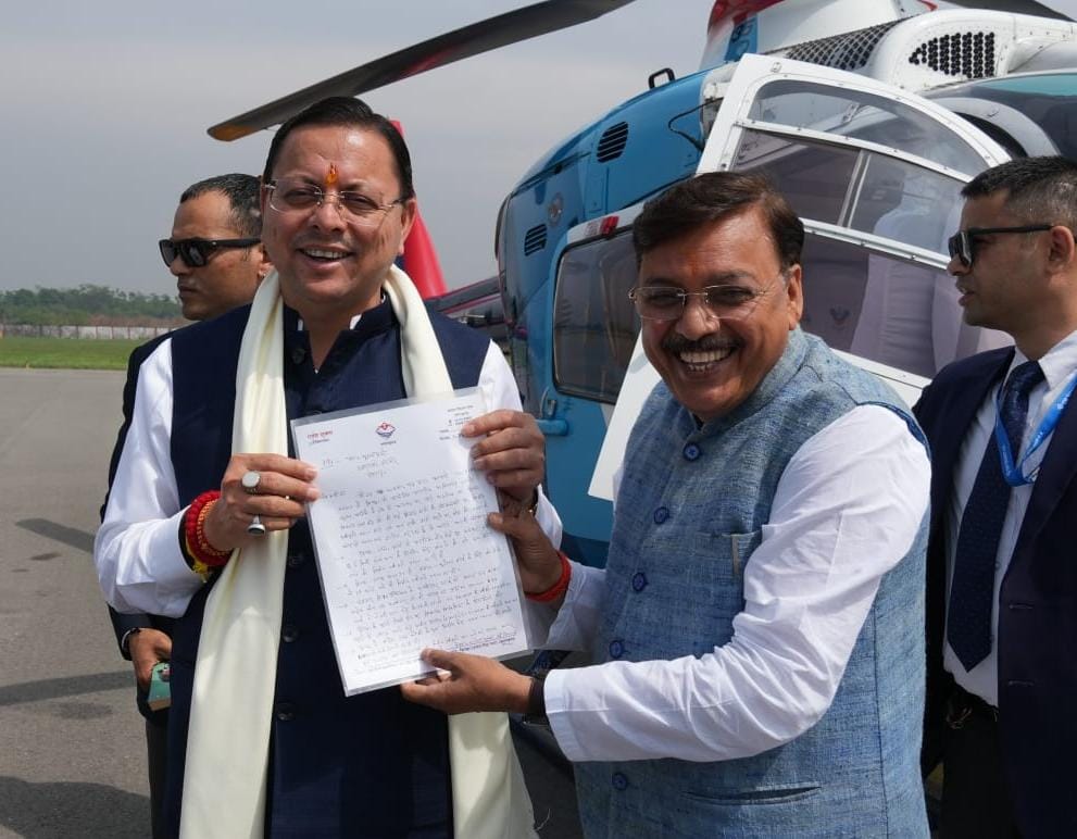 पंतनगर एयरपोर्ट पर मुख्यमंत्री धामी का स्वागत, किच्छा के विकास कार्यों की वित्तीय स्वीकृति पर पूर्व विधायक राजेश शुक्ला ने जताया आभार