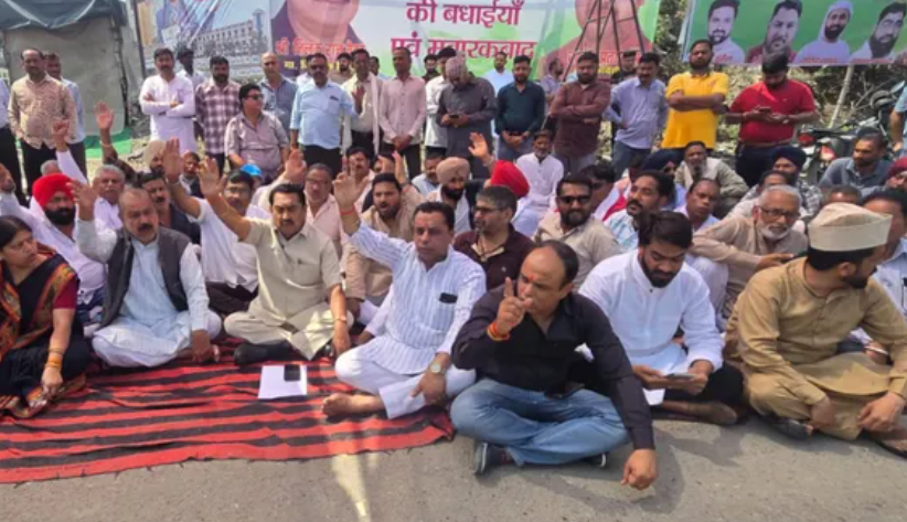 दरऊ चौक पर कट खोलने की मांग को लेकर विधायक बेहड़ का धरना