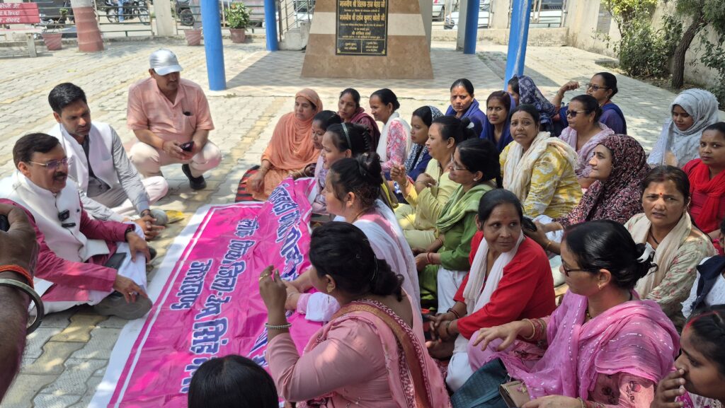 किच्छा में आंगनबाड़ी कार्यकर्ताओं का धरना, पूर्व विधायक ने दिया समर्थन