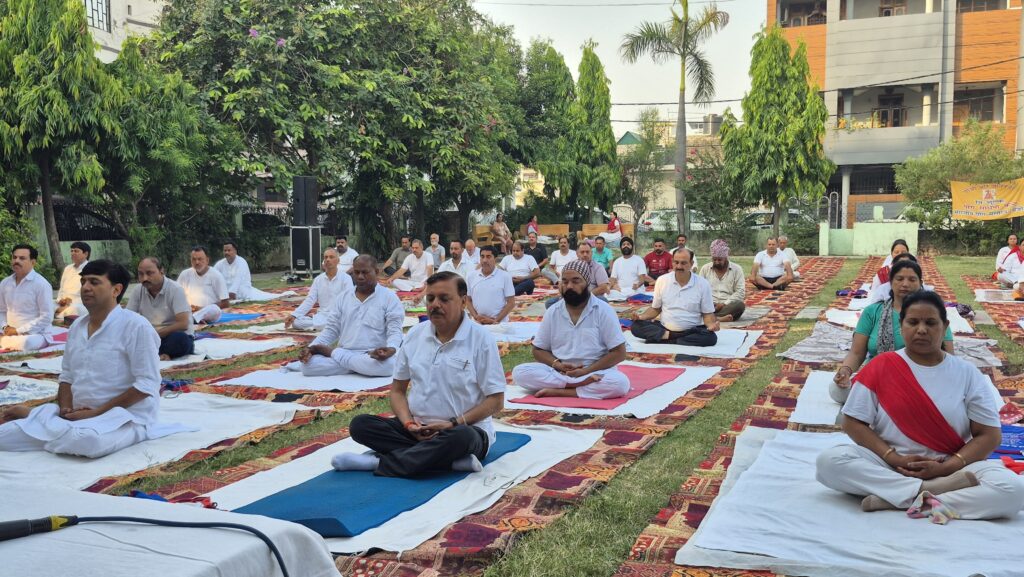 अंतरराष्ट्रीय योग दिवस पर पूर्व विधायक राजेश शुक्ला ने किया योग का संदेश प्रसारित