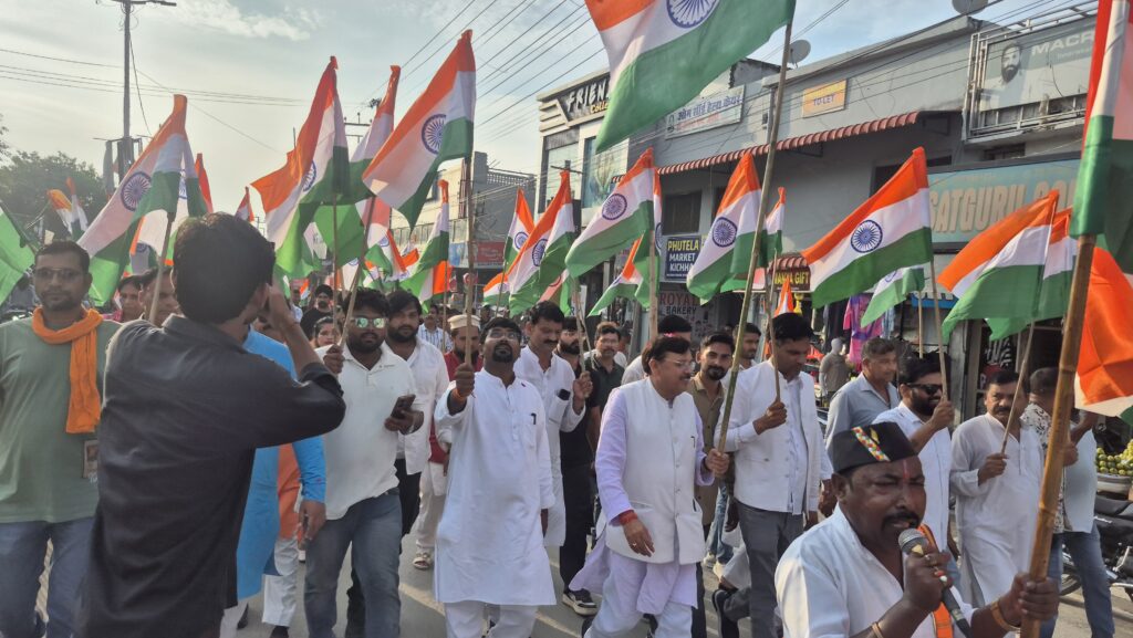 तिरंगा यात्रा में गूंजा ‘भारत माता की जय’ का जयघोष, पूर्व विधायक राजेश शुक्ला ने किया शुभारंभ