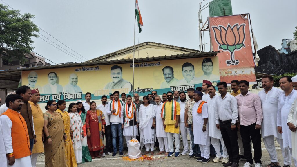 स्वतंत्रता दिवस पर पूर्व विधायक राजेश शुक्ला ने आवास पर फहराया तिरंगा, राष्ट्रहित में कार्य करने का लिया संकल्प