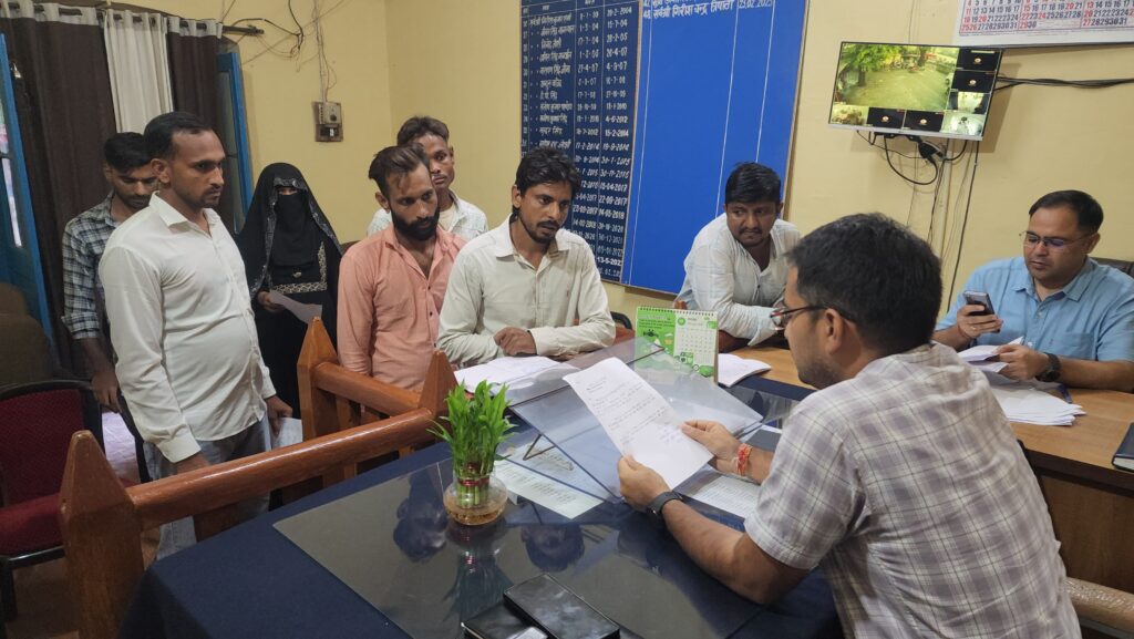 डबल वोट वाले मतदाताओं ने स्वयं स्वीकार की गलती, एक स्थान से नाम हटाने के लिए ERO कार्यालय पहुंचे