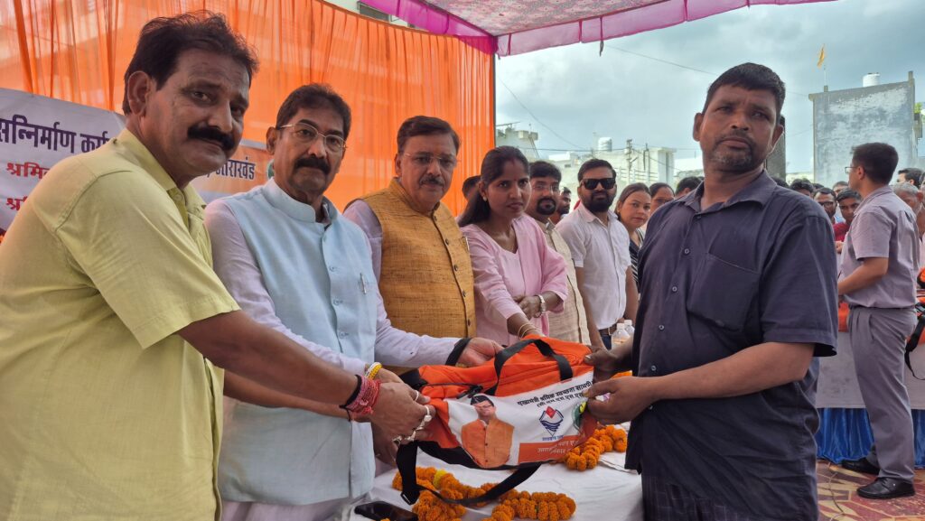 श्रमिकों के कल्याण और सम्मान के लिए प्रतिबद्ध है धामी सरकार: राजेश शुक्ला